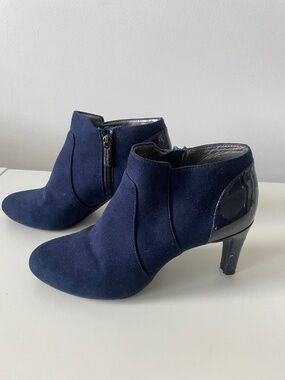 Bandolino navy blue booties
